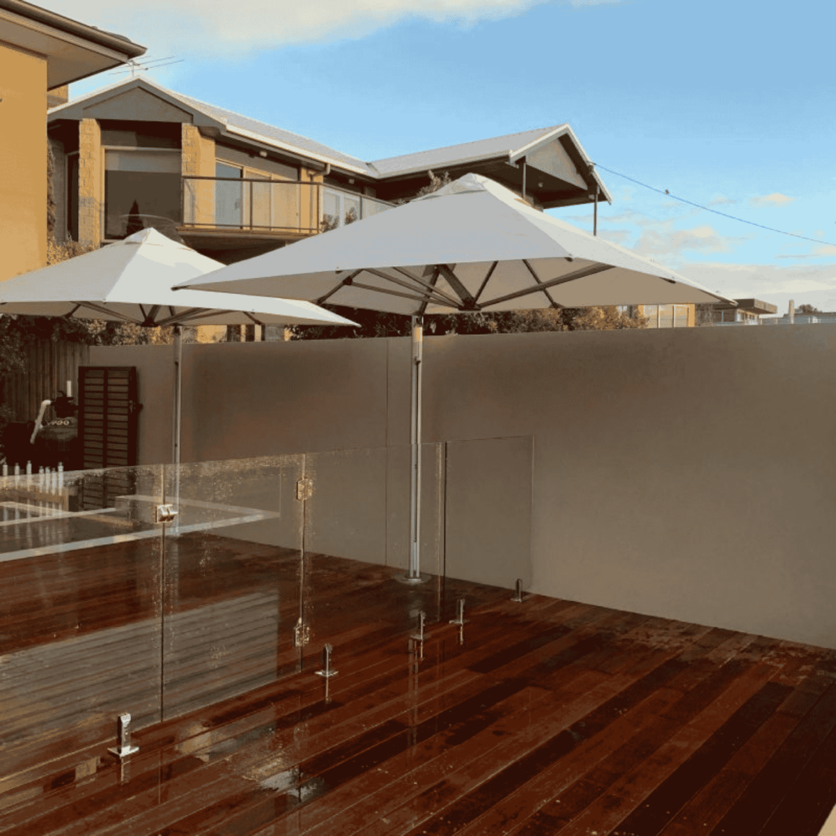 Shadowspec Serenity Rotating Cantilever Umbrella with light grey canopy on a roof terrace